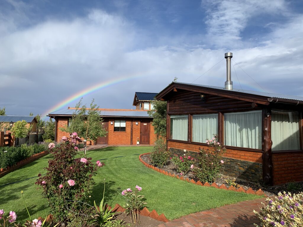 one cabañas alojamiento en Los Antiguos vista de Cabaña principal del complejo turístico