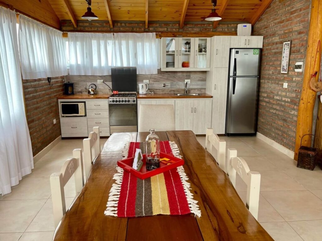 Comedor y cocina completamente equipada de la Cabaña La Pequeña de One Cabañas en Los Antiguos, Santa Cruz
