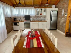 Comedor y cocina completamente equipada de la Cabaña La Pequeña de One Cabañas en Los Antiguos, Santa Cruz