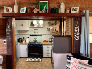 Cocina equipada dela cabaña Malva de One Cabaña, alojamiento en Los Antiguos