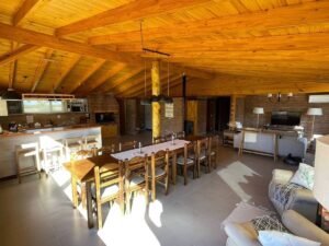 comedor cabaña Mani en alojamiento One Cabañas de Los Antiguos
