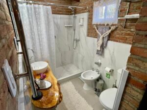 one-cabanas-los-antiguos-cabana-maura-baño