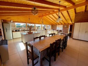 Comedor de la cabaña Mirador en One Cabañas, alojamiento turístico en Los Antiguos, Santa Cruz