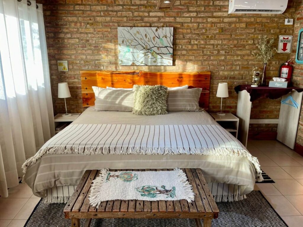 Interiior del dormitorio de la cabaña Petra en One Cabañas, alojamiento turístico en Los Antiguos, Santa Cruz