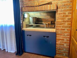 fogón parrilla dentro de la cabaña Vera de One Cabañas en Los Antiguos