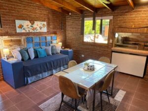 Comedor con sillón de cabaña Vera en One Cabañas alojamiento turístico en Los Antiguos, Santa Cruz